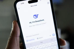 ШІ Діп Сік (DeepSeek) відкритий на телефоні