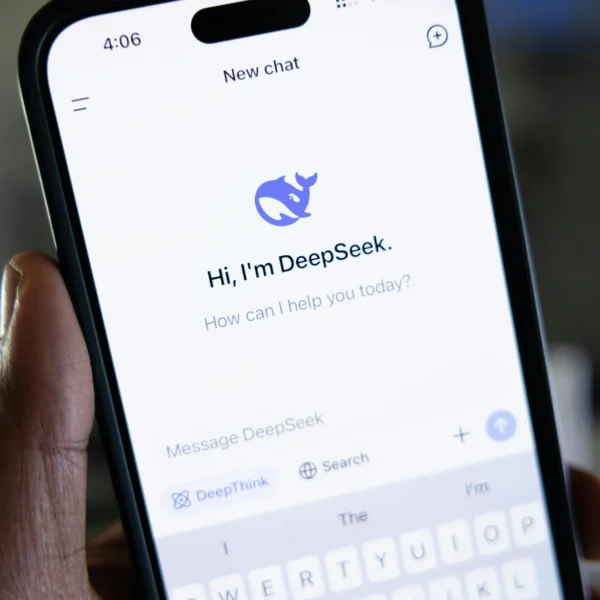 ШІ Діп Сік (DeepSeek) відкритий на телефоні