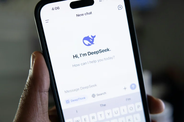 ШІ Діп Сік (DeepSeek) відкритий на телефоні