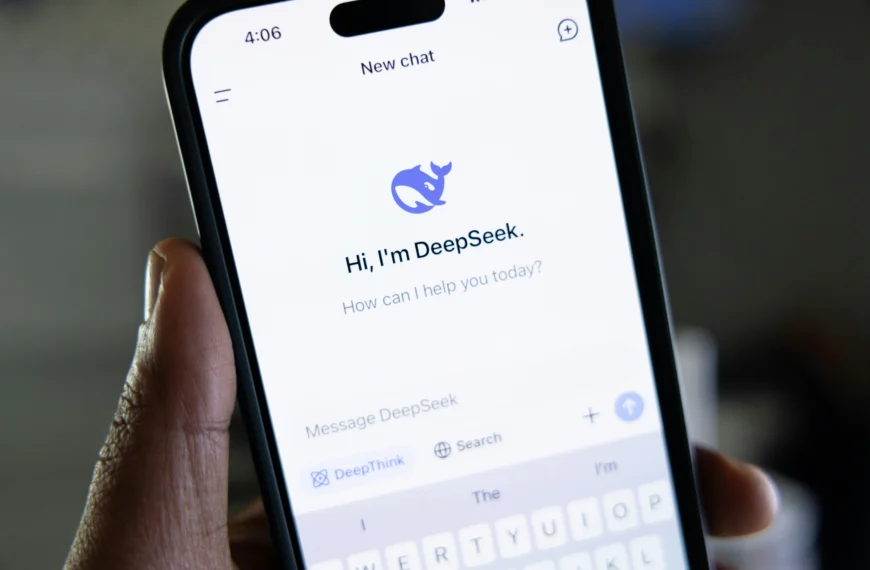 ШІ Діп Сік (DeepSeek) відкритий на телефоні