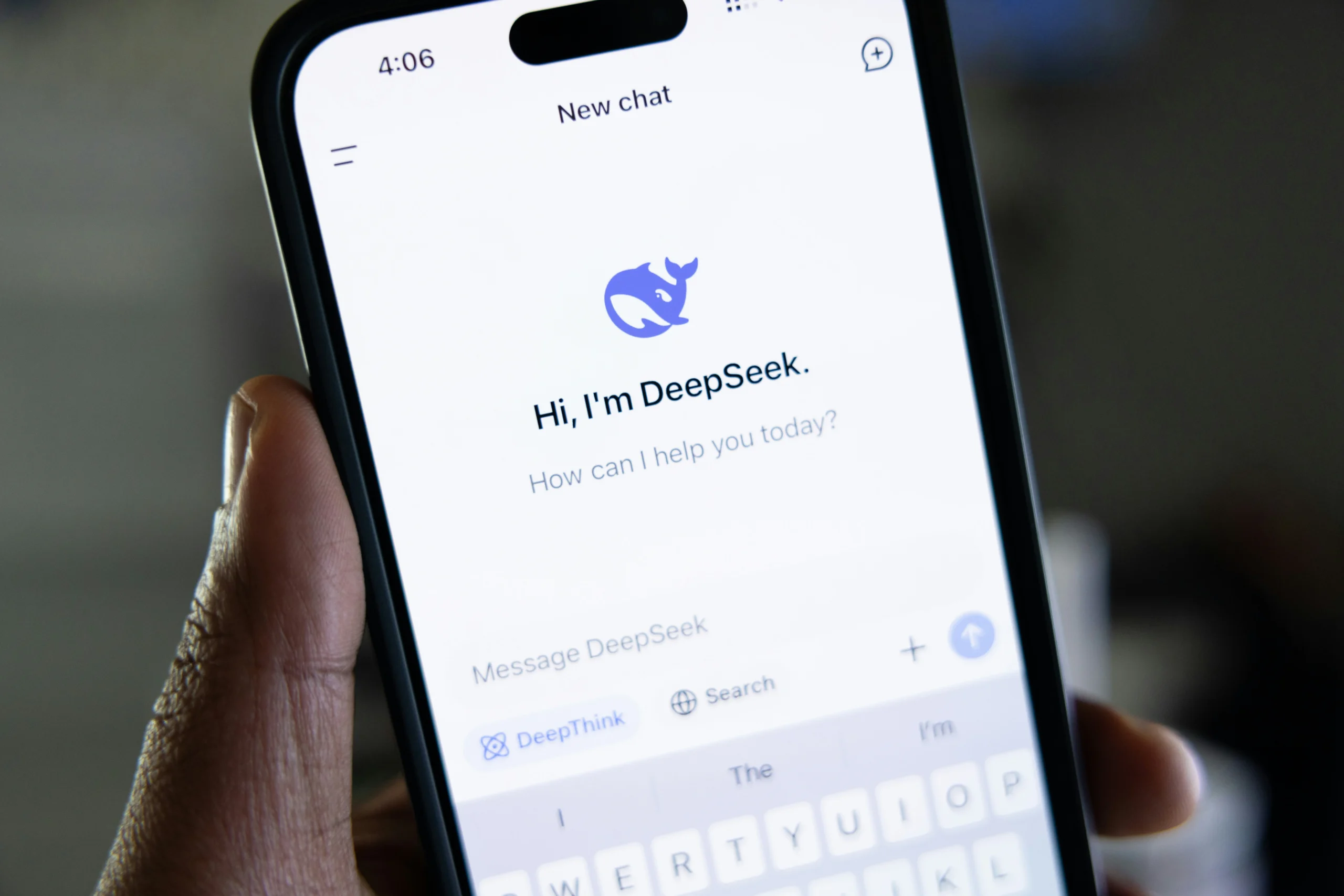 ШІ Діп Сік (DeepSeek) відкритий на телефоні