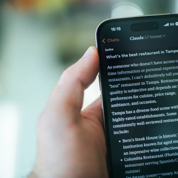 Клауд аі відкритий в мобільному застосунку на айфон