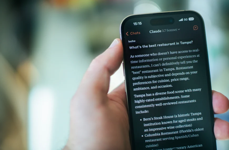 Клауд аі відкритий в мобільному застосунку на айфон